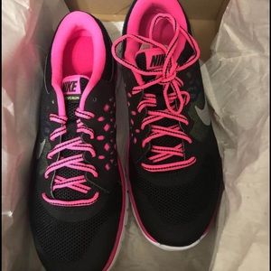 NIKE girls flex athletic shoes black/pink size 6